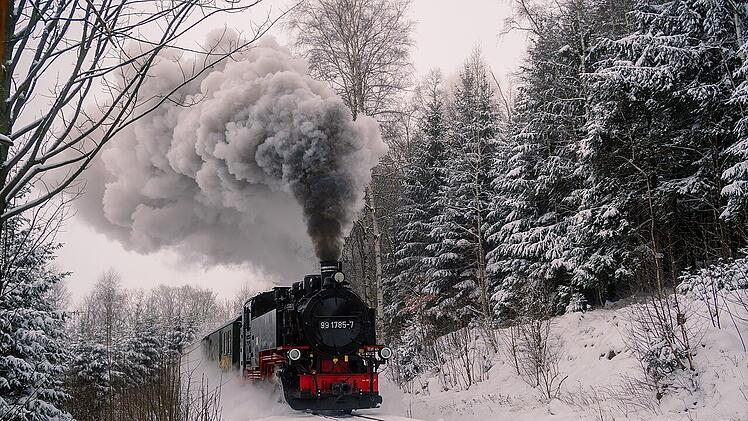 Eine Fahrt mit der Fichtelbergbahn durch das verschneite Erzgebirge ist ein eindrucksvolles Weihnachtsfesterlebnis.