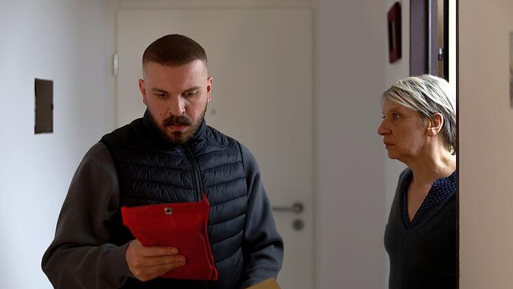 Hamza Kulina (Edin Hasanovic) und seine Mutter Emina (Gordana Boban) erhalten merkw&uuml;rdige Post.
