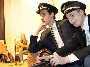 Einen Flieger mit musizierenden Fluggästen sicher um den Globus zu lenken, ist für die beiden Flugkapitäne Leon Häberlein und Moritz Miller kein einfaches Unterfangen.  Fotos: Pfannes