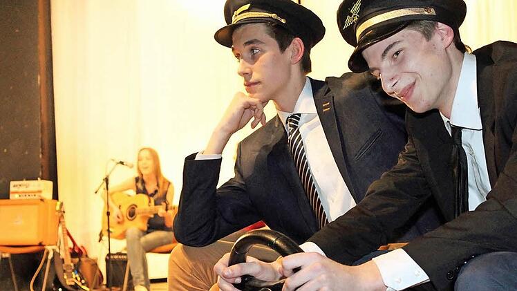 Einen Flieger mit musizierenden Fluggästen sicher um den Globus zu lenken, ist für die beiden Flugkapitäne Leon Häberlein und Moritz Miller kein einfaches Unterfangen.  Fotos: Pfannes
