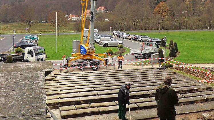 Der große Kran wurde extra angemietet, um die Steine zu bewegen. Fotos: Brigitta Kempe Wolf/Thomas Gunkel