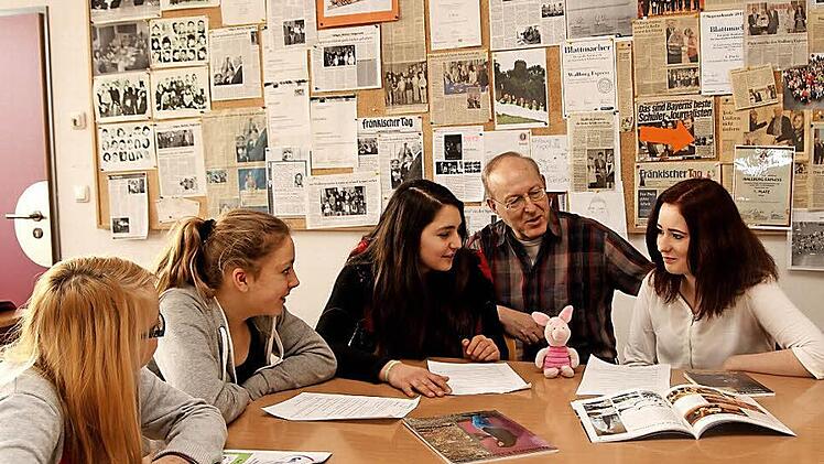 Bei einer Besprechung für den "Wallburg-Express": die Schülerzeitungsredakteure Marina Baum, Lena Zeis, Adila Muratowa und Jessica Abel (von links) mit ihrem Lehrer Richard Künzel. Die Eltmanner Mittelschule darf sich über einen weiteren ersten Preis freuen.  Fotos: Günther Geiling