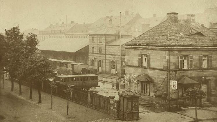 Die ersten Bahnhöfe Deutschlands entstanden in Nürnberg und Fürth; hier der Ludwigsbahnhof in Fürth (Aufnahme vor 1860). Foto: DB-Museum