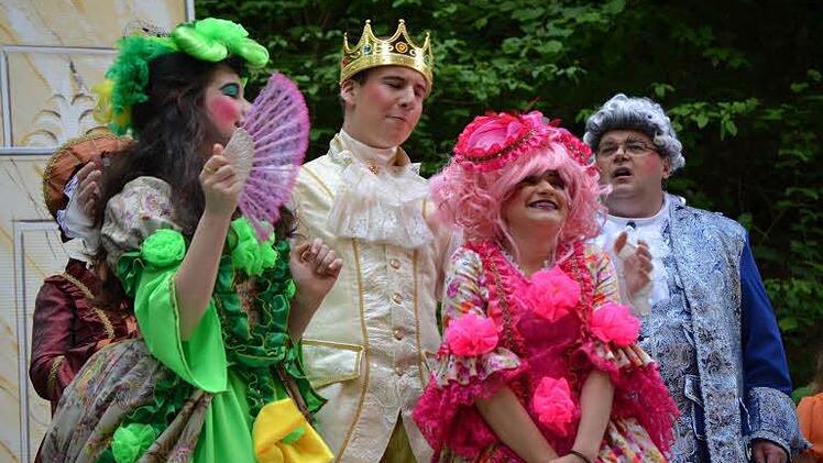 Tolle Szenen, prächtige Kostüme bietet die "Aschenputtel"-Aufführung auf der Waldbühne Heldritt. Foto: Gabi Bertram