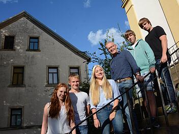 Franz Zang würdigt (an der Treppe zur Kirche und nahe des Jugendraumes) das Engagement der Jugendlichen in Langendorf, die sich für Nachhaltigkeit in ihrem Ort einsetzen.  Foto: Elisabeth Assmann