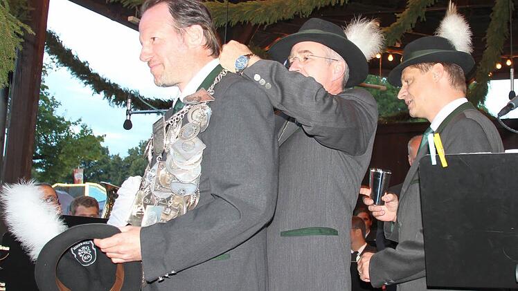 Vergangenes Jahr übernahm Matthias Kümmet (links) die Aufgabe, dem neuen Regenten die Königskette umzuhängen, dieses Jahr wurde die schwere Kette von Schatzmeister Matthias Steller (Mitte) befestigt. Rechts Schützenmeister Frank Jungkunz.  Foto: Friedwald Schedel