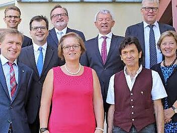 Vorne von links: Georg Schmidt (Konrektor Trimberg-Schule), Isabella Dempert (Konrektorin in Schlüsselfeld), Winfried Schnitzer (Rektor in Oberhaid), Schulamtsdirektorin Barbara Pflaum, hinten von links: Thomas Kohl, Bürgermeister Christian Lange, Clemens Spindler, Landrat Johann Kalb und Wolfgang Zeis Foto: RiegerPress
