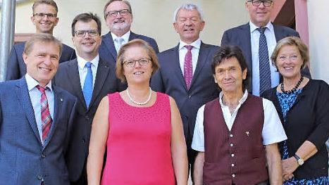 Vorne von links: Georg Schmidt (Konrektor Trimberg-Schule), Isabella Dempert (Konrektorin in Schlüsselfeld), Winfried Schnitzer (Rektor in Oberhaid), Schulamtsdirektorin Barbara Pflaum, hinten von links: Thomas Kohl, Bürgermeister Christian Lange, Clemens Spindler, Landrat Johann Kalb und Wolfgang Zeis Foto: RiegerPress