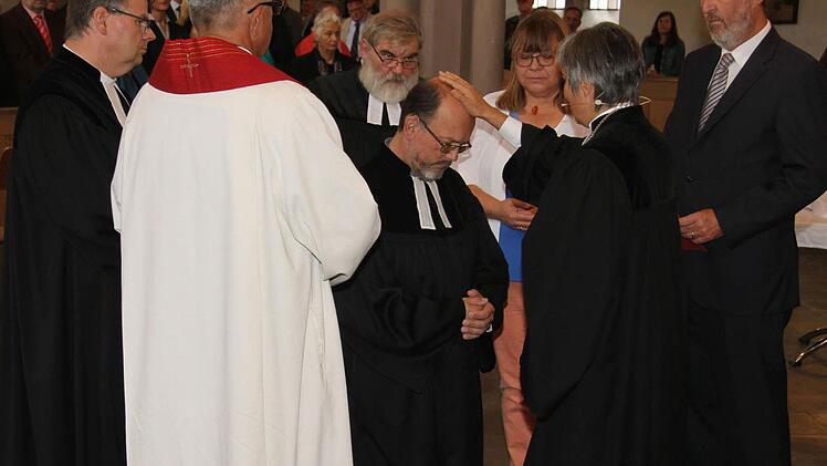 Regionalbischöfin Dorothea Greiner legte dem neuen Dekan die Hand auf ...