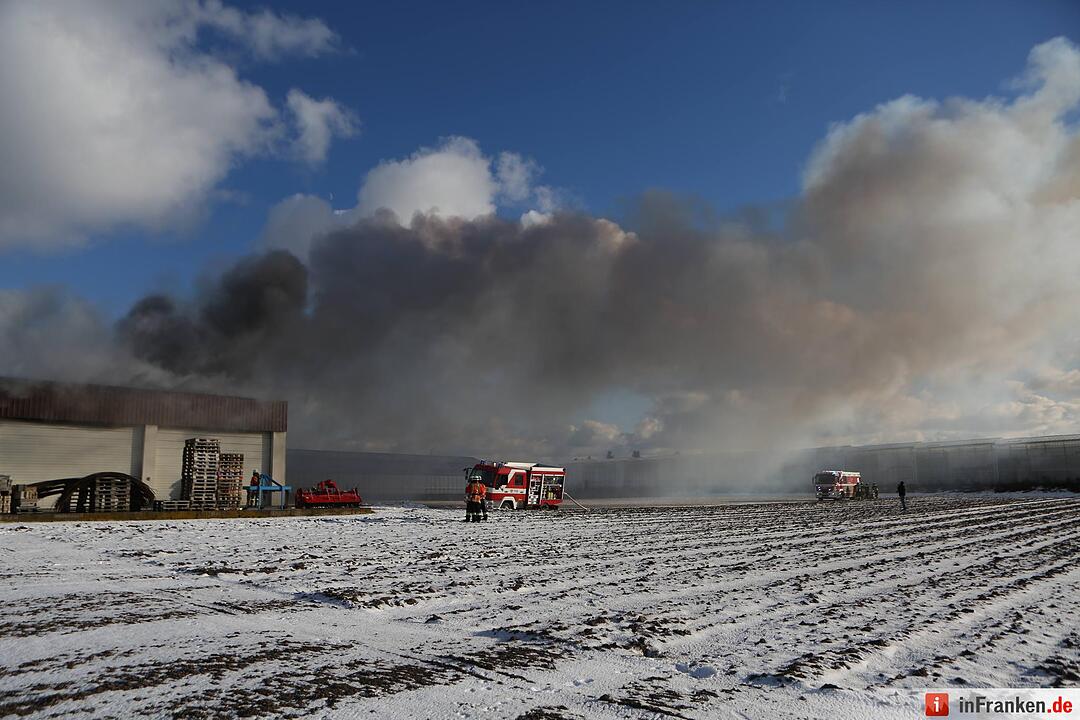Lagerhallen-Brand: Rauch über Nürnberg
