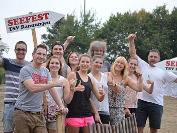 In Rannungen packen junge Leute in den Vereinen mit an, wenn es darum geht, etwas fürs Dorf auf die Beine zu stellen. So war es auch vor zwei Jahren innerhalb des TSV Ehrensache, dass viele sofort mithalfen, als das Seefest wegen Waldbrandgefahr ans Sportheim verlegt werden musste. Foto: Isolde Krapf