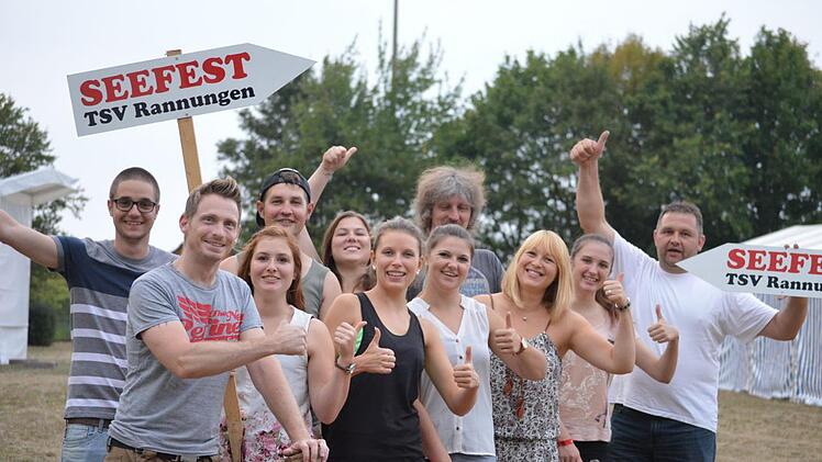 In Rannungen packen junge Leute in den Vereinen mit an, wenn es darum geht, etwas fürs Dorf auf die Beine zu stellen. So war es auch vor zwei Jahren innerhalb des TSV Ehrensache, dass viele sofort mithalfen, als das Seefest wegen Waldbrandgefahr ans Sportheim verlegt werden musste. Foto: Isolde Krapf