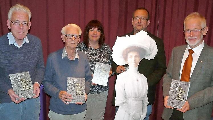 Über die Teilnahme von Gerard Lossbroek aus den Niederlanden und Sigi Hirsch aus Bamberg an der Buchvorstellung freuten sich besonders die Vorsitzende des Friedensmuseums, Elke Bräutigam, und ihr Stellvertreter Henning Schuster sowie Pfarrer Karl-Eberhard Sperl (von links). Auch Anna B. Eckstein ist symbolisch mit dabei - als Aufsteller mit weißem Hut und weißem Kleid. Foto: Karin Günther