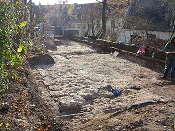 Fund im westlichen Schlossgraben: Man erkennt das Fundament der "neueren" Burgmauer und dahinter einen kleinen Kanal, der seit dem Hochmittelalter nach rechts in Richtung Burgmauer verlief.  Fotos: Bernhard Panzer