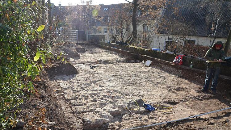 Fund im westlichen Schlossgraben: Man erkennt das Fundament der "neueren" Burgmauer und dahinter einen kleinen Kanal, der seit dem Hochmittelalter nach rechts in Richtung Burgmauer verlief.  Fotos: Bernhard Panzer