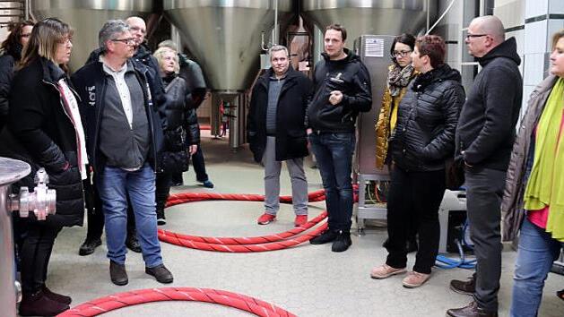 Braumeister Hans-Günter Wirth (5. v. r.) erklärt den interessierten Besuchern den Weg des Bieres. Foto: J. Blum