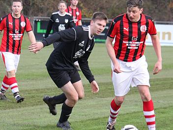 Thomas Bock (rechts) von der SG Roth-Main sch&uuml;ttelt mit einer K&ouml;rpert&auml;uschung den Lichtenfelser "Siedler" Rico Rammler (Mitte) ab und spielt einen langen Ball nach vorne. Foto: Michael Foltes
