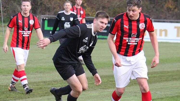 Thomas Bock (rechts) von der SG Roth-Main sch&uuml;ttelt mit einer K&ouml;rpert&auml;uschung den Lichtenfelser "Siedler" Rico Rammler (Mitte) ab und spielt einen langen Ball nach vorne. Foto: Michael Foltes