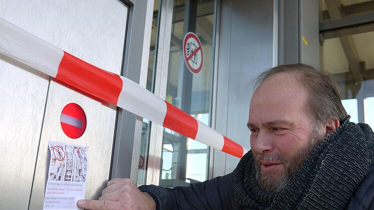 Bitte warten: Der Zettel, auf dem die Wiederinbetriebnahme des Aufzugs an der Ebersdorfer Bahnunterführung angekündigt wird, hilft Bürgermeister Bernd Reisenweber auch nicht weiter. Die Zeile, wann die Anlage betriebsbereit  sein soll, ist nämlich leer. - Foto: Berthold Köhler