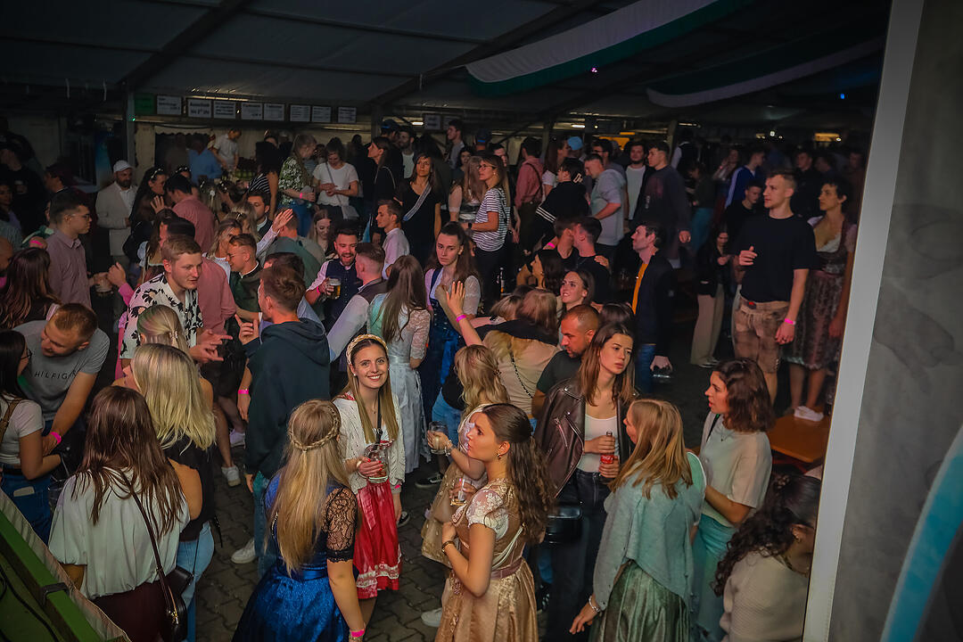 Samstagsparty im Festzelt!