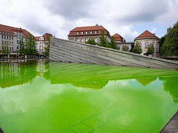 Protestbewegung f&auml;rbt Brunnenwasser gr&uuml;n