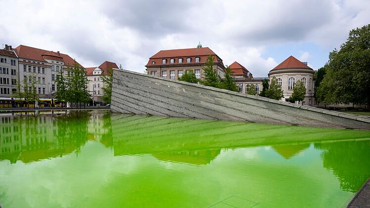 Protestbewegung f&auml;rbt Brunnenwasser gr&uuml;n