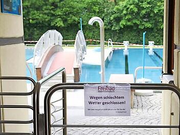 Freibad geschlossen - das gilt in Herzogenaurach jedoch nicht den ganzen Tag.  Fotos: Andreas Brandl