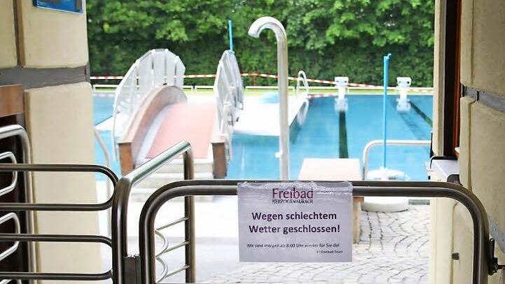 Freibad geschlossen - das gilt in Herzogenaurach jedoch nicht den ganzen Tag.  Fotos: Andreas Brandl