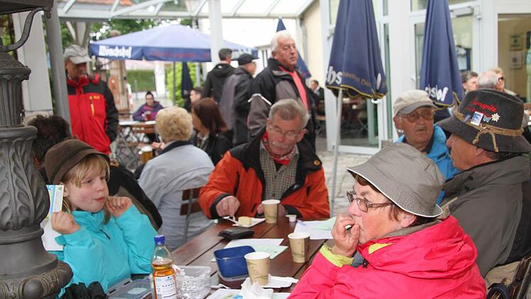 Einige Hartgesottene harrten auch auf der regengeschützten Terrasse aus.