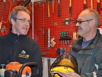 Integra-Praktikant Thomas Mantaj (r.) und Mentor Werner Noack bei seinem Arbeitsplatz  Foto: Roppelt