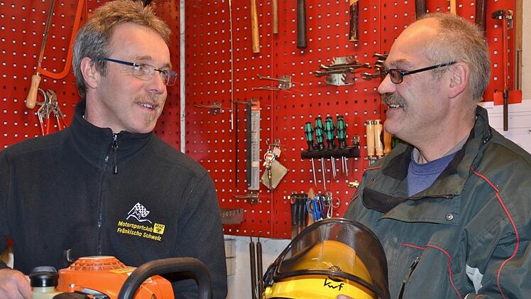 Integra-Praktikant Thomas Mantaj (r.) und Mentor Werner Noack bei seinem Arbeitsplatz  Foto: Roppelt