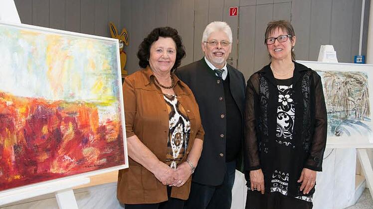 Ursula Cukic-Hartmann, Bürgermeister Wolfgang Back, Gerti Gerlach bei der Vernissage (v. l.).