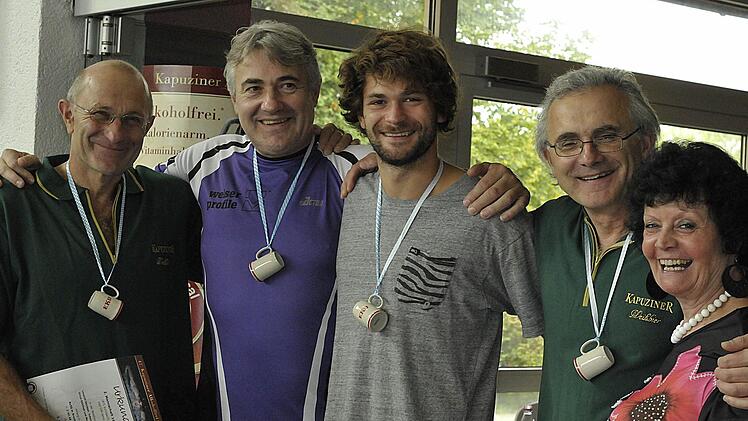 Drei Brüder und ein Sohn bildeten die siegreiche Deichsel-Familien-Staffel. Von links Michael, Johannes, Leopold und Ulrich Deichsel mit der ATS-Vorstandsvorsitzenden Heidesuse Wagner. Foto: Karl Heinz Weber