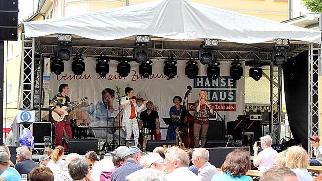 Am Sonntagnachmittag sorgte die Band "Erdgeschoss" f&uuml;r Stimmung. Fotos: Julia Raab