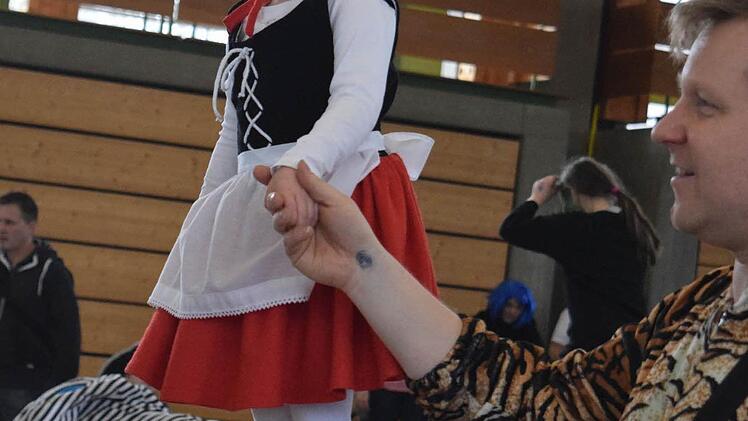 Theresa, drei Jahre alt, hat sich als Rotkäppchen verkleidet. Foto: Daniela Pondelicek