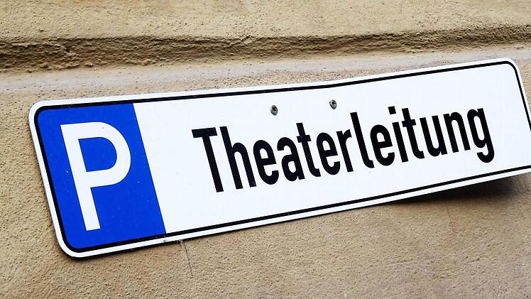 Wer wird ab der Saison 2018/2019 diesen Parkplatz nutzen und damit Nachfolger des scheidenden Intendanten Bodo Busse werden? Foto: Jochen Berger