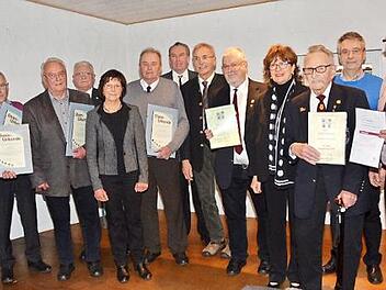 Sie wurden für 70-, 60-, 50- und 25- jähriges aktives Singen im Chor durch Sängerkreisvorsitzenden Günter Freitag (8. v. l.) geehrt. Mit im Bild der Geschäftsführer im Sängerkreis, Hermann Neubauer (3. v. r.).