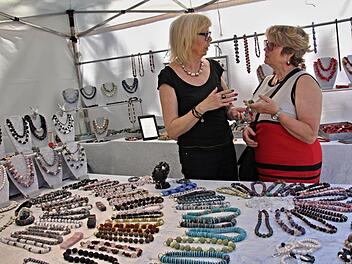 Heidi Pahl (links) aus Frankfurt a. Main war erstmals in Gereuth. Hier berät sie eine Kundin zu ihren angebotenen Artikeln wie Ketten oder Armbändern. Fotos: Helmut Will