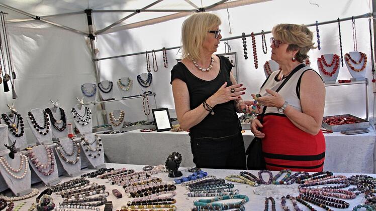 Heidi Pahl (links) aus Frankfurt a. Main war erstmals in Gereuth. Hier berät sie eine Kundin zu ihren angebotenen Artikeln wie Ketten oder Armbändern. Fotos: Helmut Will