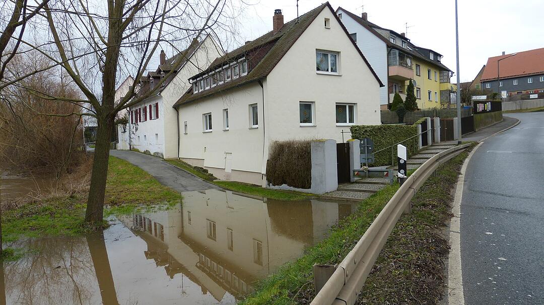 Die Folgen des schlechten Wetters der vergangenen Tagen sind frankenweit sichtbar. Am Freitag (05.01.2018) hat nun auch die Regnitz ihr Flussbett verlassen und für Überflutungen gesorgt. In Fürth-Stadeln musste die gleichnamige Landstraße daher gesperrt werden, da die Fahrbahn mittlerweile komplett überflutet ist. Auch eine Baustelle an der Vacherstraße steht zentimetertief unter Wasser und kann nur noch mit Gummistiefeln betreten werden.
