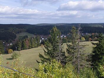 Die Suhle nordöstlich von Kleintettau (Bildmitte im Hintergrund) ist von der Wildbergdeponie über Tettau als höchste Erhebung des Landkreises Kronach gut zu erahnen. Foto: Hartmut Neubauer