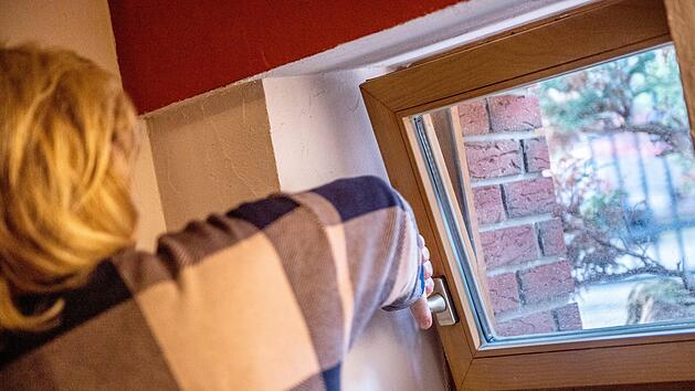 Temperaturunterschiede  zwischen dem Keller-Innenraum und dem angrenzenden Erdreich m&uuml;ssen beim  L&uuml;ften bedacht werden.  Foto: Zacharie Scheurer/dpa