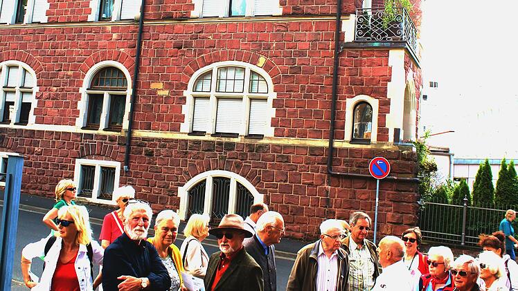Stadtheimatpfleger Peter Kaidel beschreibt den Schein der Historie am Beispiel der Peters Burg in der Maxstraße.