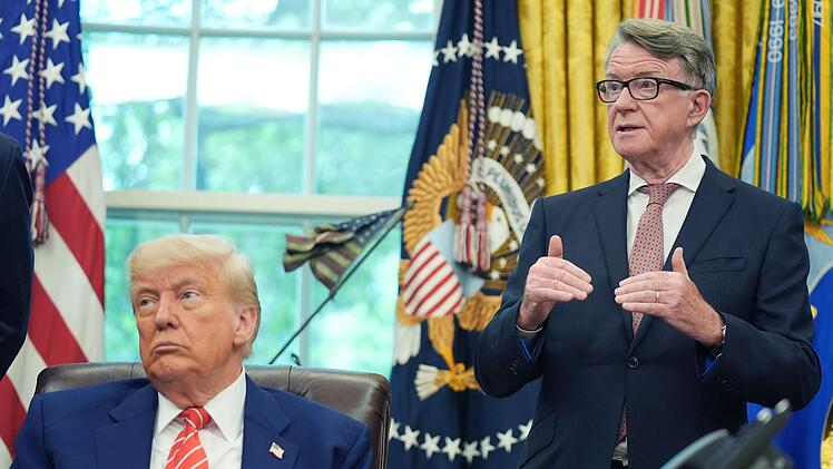 Donald Trump und Peter Mandelson (r.)