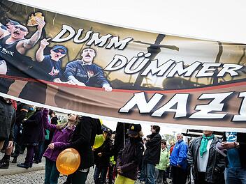 Gegen die NPD-Veranstaltung in Schwarzach formiert sich Widerstand - wie in Würzburg, als das Aktionsbündnis "Würzburg ist bunt, nicht braun" auf die Straße ging (Bild). Foto: David Ebener/dpa