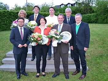 Im Gemeinderat Ahorn wurden am Dienstagabend fünf ausscheidende Gemeinderäte geehrt (von links) Bürgermeister Martin Finzel, Christine Bohl, Michael Leib, Christine Heider, Marco Kern, Winfried Beyer, Helmut Jörg und Wolfgang Beyer  Foto: Gabi Bertram