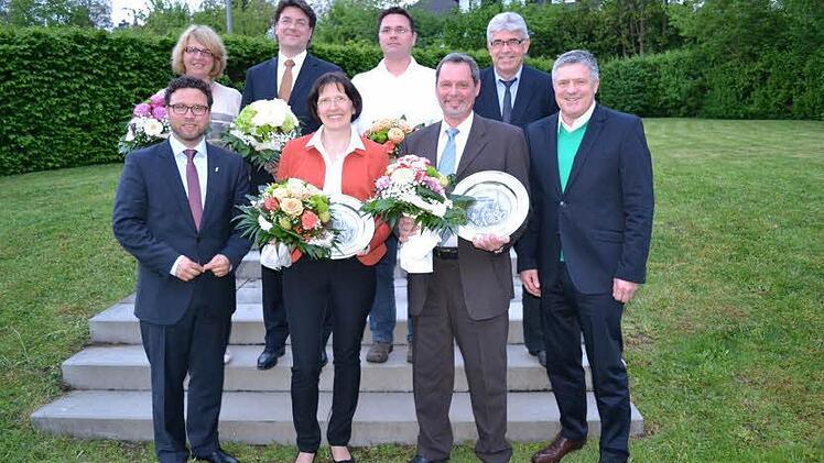 Im Gemeinderat Ahorn wurden am Dienstagabend fünf ausscheidende Gemeinderäte geehrt (von links) Bürgermeister Martin Finzel, Christine Bohl, Michael Leib, Christine Heider, Marco Kern, Winfried Beyer, Helmut Jörg und Wolfgang Beyer  Foto: Gabi Bertram