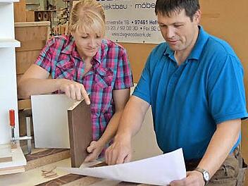 Die letzten Handgriffe legt Jessika Klarmann an ihr Werk, rechts Werkstattleiter Alexander Eiring. Foto: privat