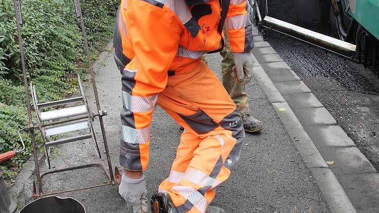 Die Straßenarbeiter müssen die Schuhe mit einem Trennmittel einpinseln, ... Foto: Friedwald Schedel