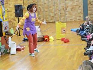 Fremdsprachen lernen ist wichtig, machte die Hexe Hukla den Reitscher Grundschülern klar.  Foto: Karl-Heinz Hofmann